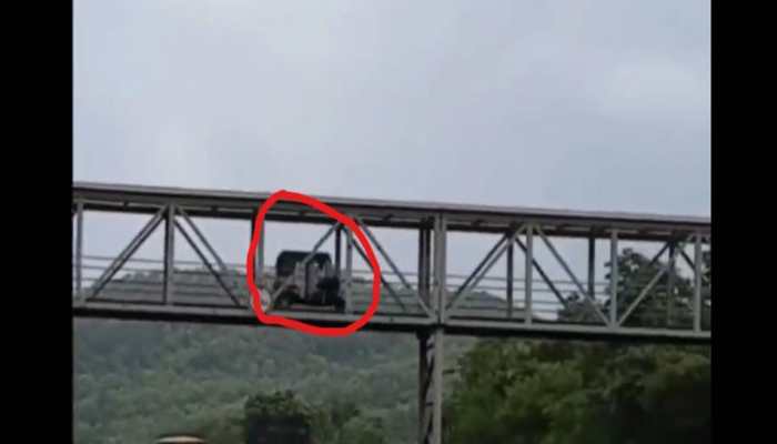 Mumbai Autorickshaw takes footover bridge to cross highway. Watch video here