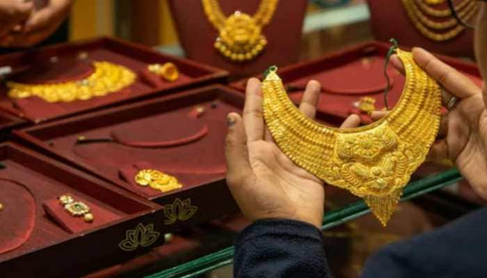 Gold price today 27 August 2022: Gold rates fall by Rs 420, yellow metal stands at Rs 52,140