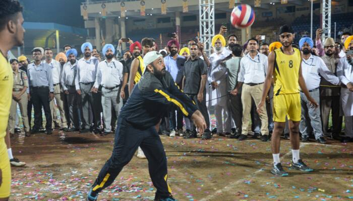 Bhagwant Mann inaugurates &#039;Khedan Watan Punjab Dian&#039; sports event, impresses youths with his volleyball skills 