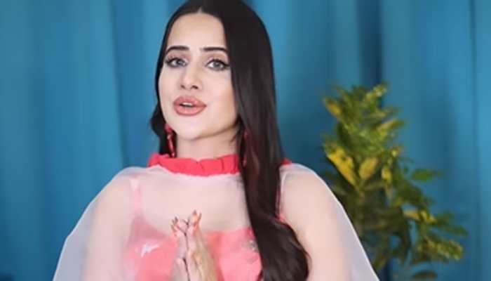 Urfi Javed sings Ganesh bhajan, netizens are SHOCKED at her 'traditional avatar' - Watch