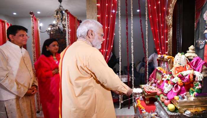 PM Narendra Modi performs &#039;AARTI&#039; at Piyush Goyal&#039;s house on Ganesh Chaturthi - PICS