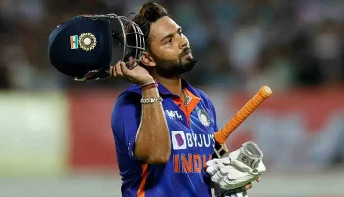 Rishabh Pant was picked over Dinesh Karthik as a finisher and wicketkeeper for the Super 4 match against Pakistan in Asia Cup 2022. Pant got out to a disappointing shot for just 14 and was seen in a heated argument with skipper Rohit Sharma are getting out. (Source: Twitter)