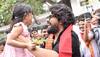 Allu Arjun and his daughter Arha bid goodbye to Bappa at Ganesh Visarjan amid huge crowd - Watch