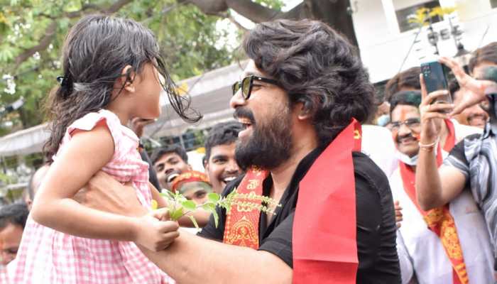 Allu Arjun and his daughter Arha bid goodbye to Bappa at Ganesh Visarjan amid huge crowd - Watch