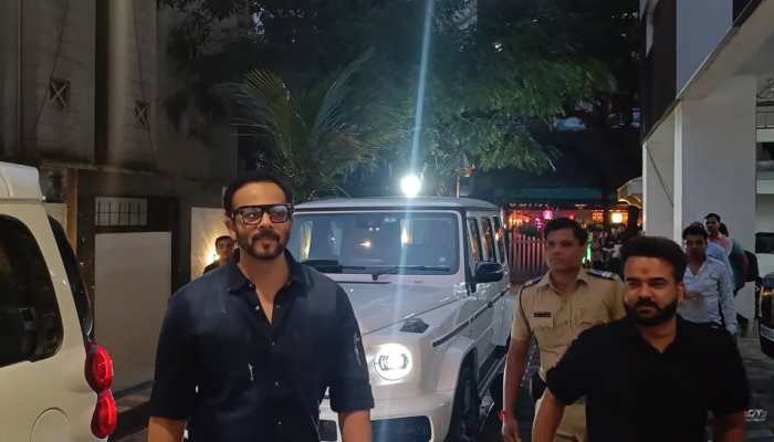 Bollywood director Rohit Shetty buys Mercedes-Benz G-Class worth Rs 2.55 Crore - Watch here Bollywood director Rohit Shetty buys Mercedes-Benz G-Class worth Rs 2.55 Crore - Watch here