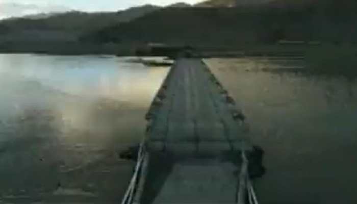 Indian Army&#039;s IMPRESSIVE engineering! Builds bridge on Indus River for vehicle movement - Watch Video