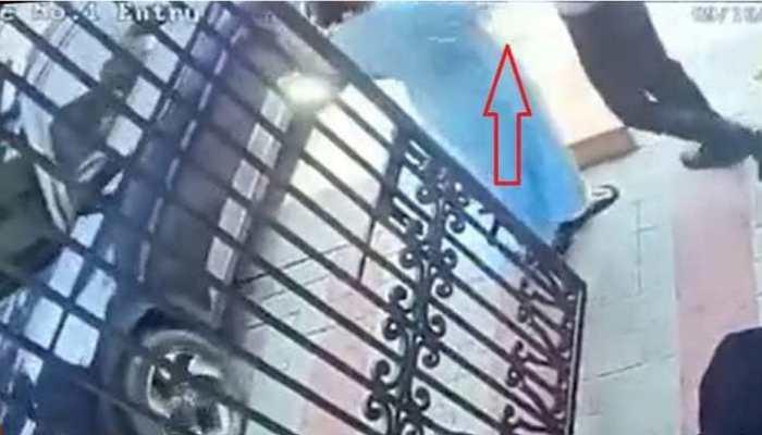 Another &#039;THAPPAD-KAND&#039; in Noida! Woman slaps guard for... watch video here