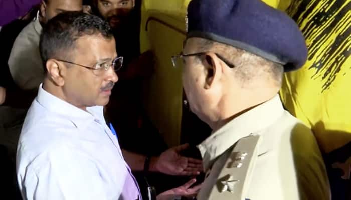 Kejriwal, en route to auto driver&#039;s home for dinner, fumes at Gujarat cop over security protocols: &#039;Aapne toh mujhe...&#039; - WATCH