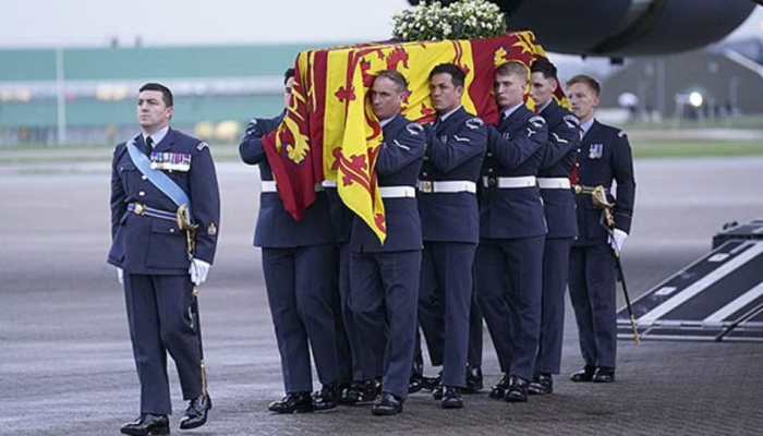 Queen Elizabeth&#039;s coffin arrives at Buckingham Palace as crowds gather to pay their respects