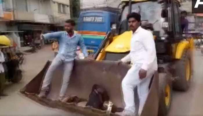 Accident victim taken to hospital in JCB in Madhya Pradesh as the ambulance got late - WATCH