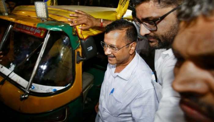 BJP &#039;gifts&#039; THIS to Arvind Kejriwal after his &#039;BIG DRAMA&#039; with Gujarat cops over auto ride