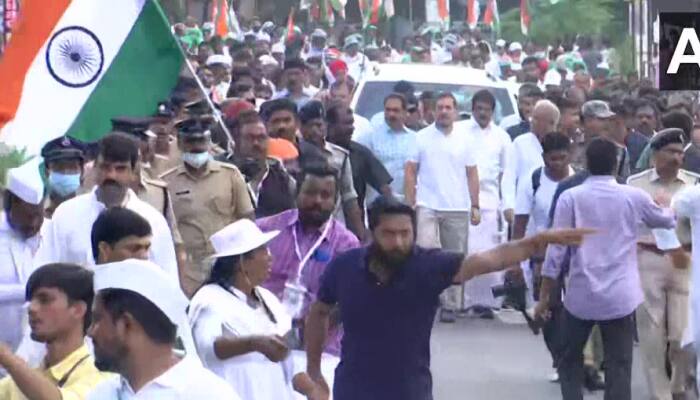 Rahul Gandhi along with senior party leaders, hundred of workers resume 'Bharat Jodo Yatra' from Kollam in Kerala