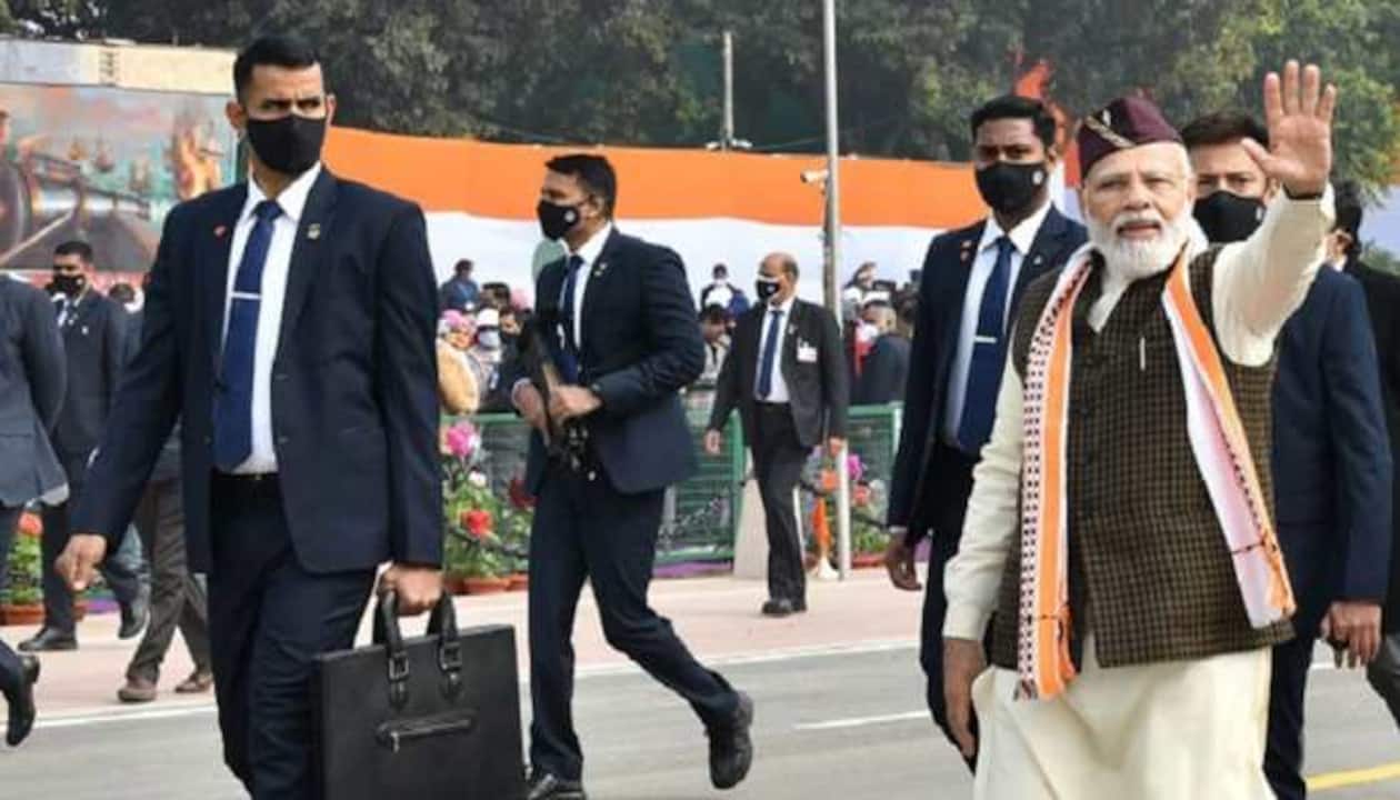 Secret of Mysterious Bag with security guard of Narendra Modi !!! 