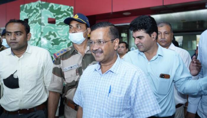WATCH: Arvind Kejriwal greeted with &#039;Modi-Modi&#039; chants at Vadodara airport; he reacts