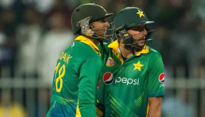 &#039;Kar de bhai, Koi nai dekh raha&#039;, Shahid Afridi says Shoaib Malik pushed him to tamper with pitch after &#039;cylinder explosion&#039; in 2005