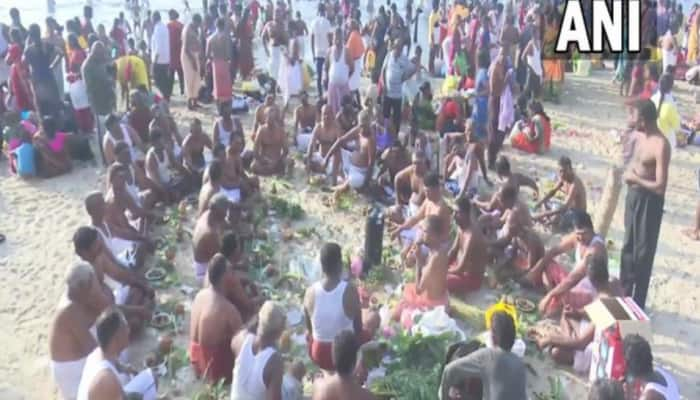 Devotees gather on the last day of Pitru Paksh at Rameswaram&#039;s  Agnitheertham