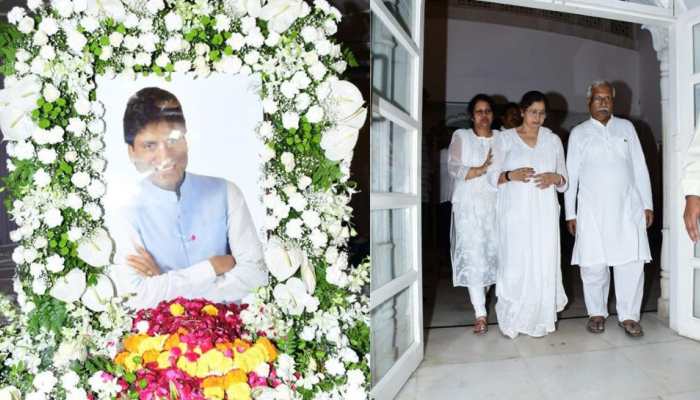 Raju Srivastava’s wife Shikha cries inconsolably during prayer meet, says THIS