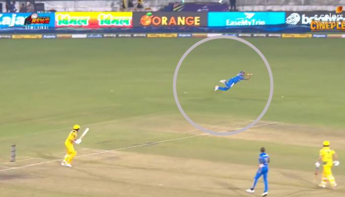 Suresh Raina takes a stunning catch during IND-L vs AUS-L match, fans can't keep calm - WATCH