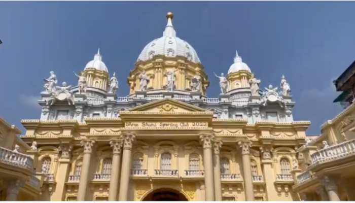 Durga Puja 2022: This &#039;St. Peter’s Basilica Church&#039; pandal in Kolkata is creativity at its best