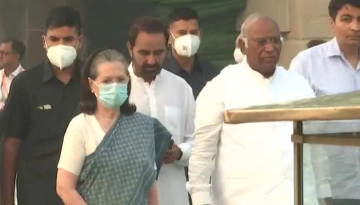 Gandhi Jayanti 2022: Sonia Gandhi, Kharge pay tributes at Rajghat