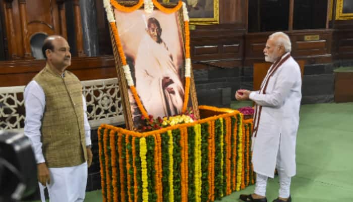 PM Modi paying tribute to Gandhi (PTI)