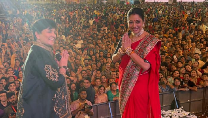 Rupali Ganguly recreates her popular dialogue from &#039;Anupamaa&#039; on stage with Falguni Pathak- WATCH