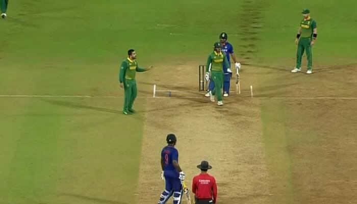 Not looking happy: Quinton de Kock loses cool on Temba Bavuma, Tabraiz Shamsi for wrong DRS call during 1st IND vs SA ODI