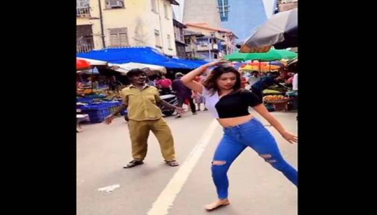 Viral Video: Girl dances to Sushmita Sen's Dilbar song on street,  auto-rickshaw driver joins her- WATCH | India News | Zee News