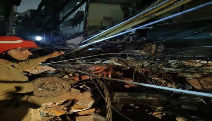 Breaking News : House collapses at Delhi's Lahori Gate