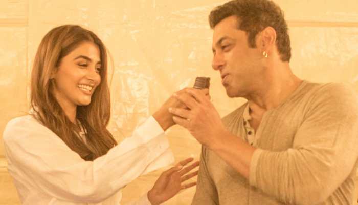 Salman Khan celebrates Pooja Hegde&#039;s birthday on Kisi Ka Bhai Kisi Ki Jaan sets, Venkatesh and Jagapathi Babu join the fun - Watch