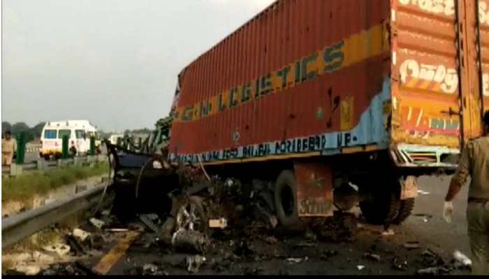 4 killed as container truck, BMW collide on Purvanchal Expressway in UP&#039;s Sultanpur