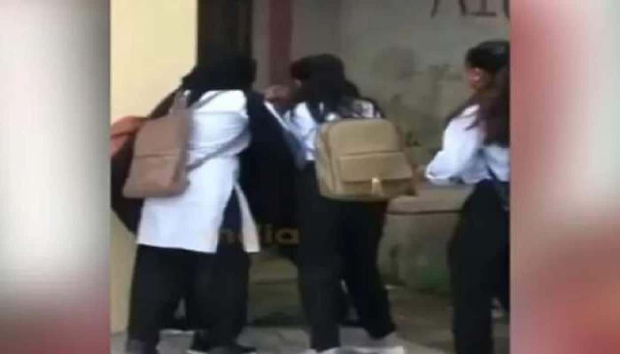 Sexy Video School Girls Kuwari Ladki - Viral Video: School girls indulge in street fight over Boy in Jharkhand's  Hazaribag, Netizens react- WATCH | India News | Zee News