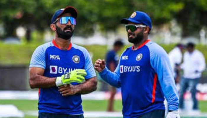 Who will play against Pakistan? Dinesh Karthik or Rishabh Pant? Sunil  Gavaskar gives intersting solution - Check Here | Cricket News | Zee News