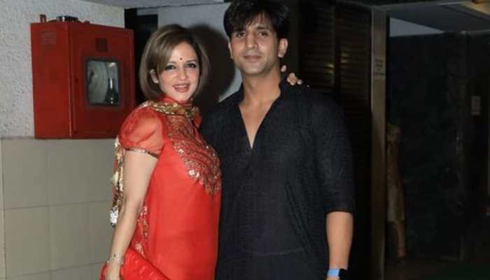 Hrithik Roshan&#039;s ex-wife Sussanne Khan goes glam desi in red, holds close to boyfriend Arslan Goni at Karishma Tanna&#039;s Diwali party - Watch