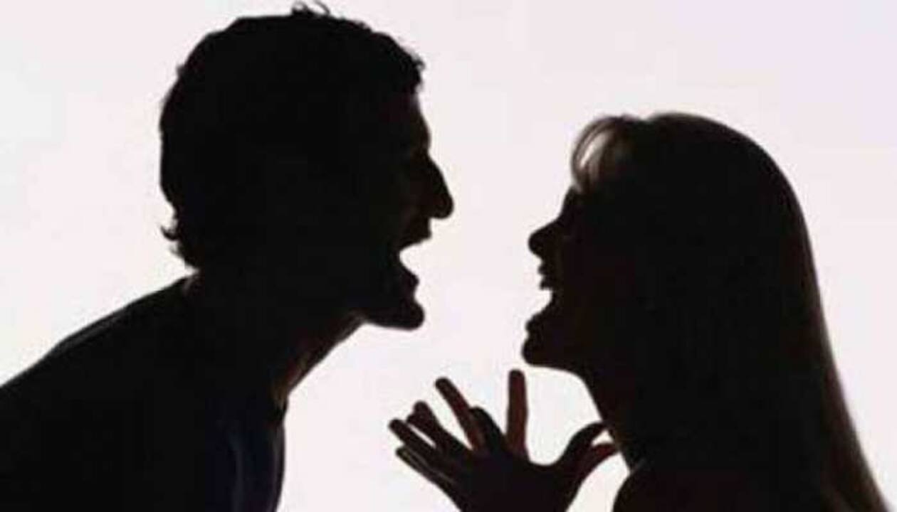 ऑफिस से लौटते ही पति पर टूट पड़ी पत्नी, लात घुसों से मारकर किया घायल- Wife broke down on husband as soon as he returned from office, injured by kicking and punching