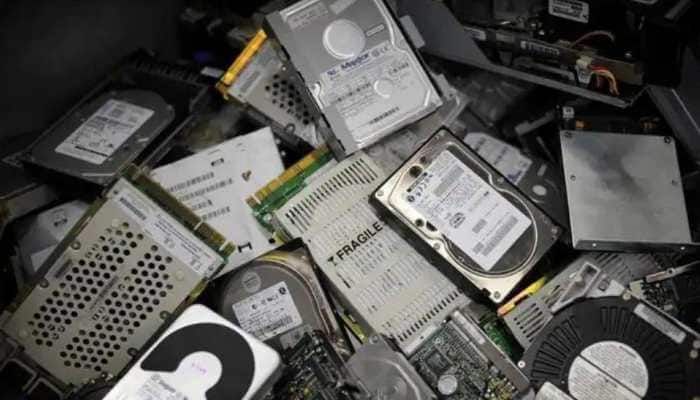 Shocking! Customer claims that he ordered laptop from Flipkart, gets old computer parts &amp; e-waste
