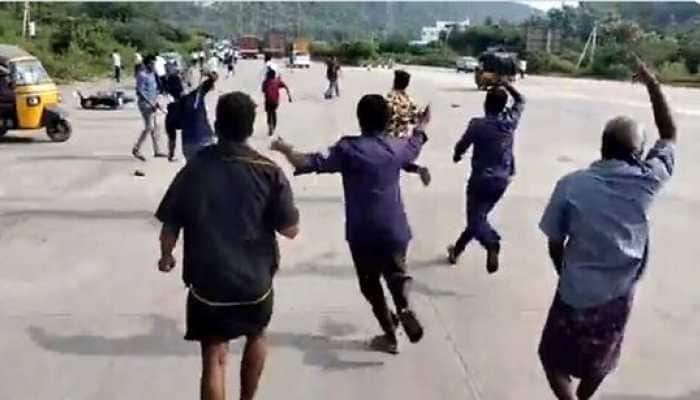 Viral Video: Massive fight breaks out between Tamil Nadu college students and toll employees in Andhra Pradesh, 10 Injured- WATCH