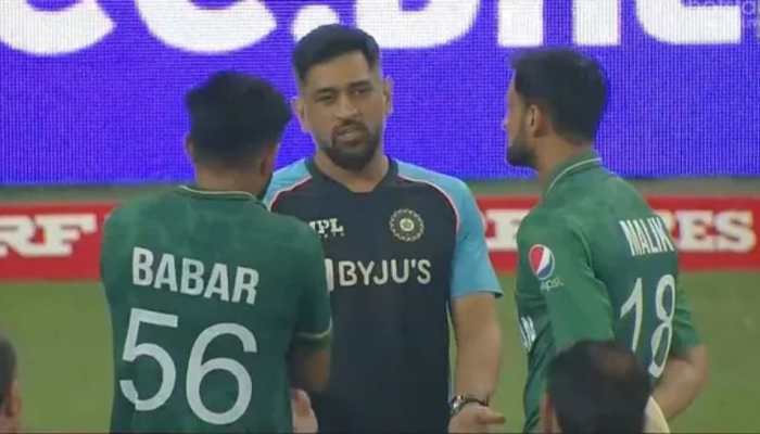 IND vs PAK T20 World Cup 2022: Babar Azam does a MS Dhoni, offers &#039;Business Class Seat&#039; to a Pakistani pacer- Check Reason 