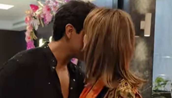 Sussanne Khan and Arslan Goni's intimate kiss in front of paps on Diwali bash goes viral - Watch