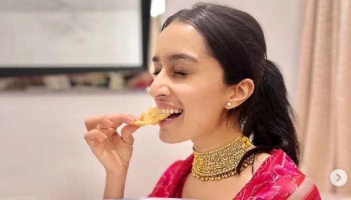 Shraddha Kapoor&#039;s &#039;Ghar Vaali Diwali&#039; is all about smiles, Maharashtrian food and family-PICS