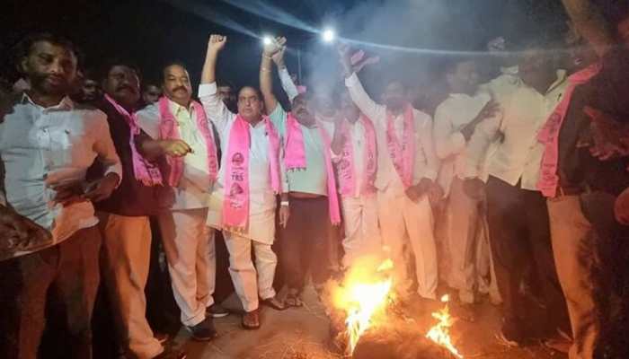 HIGH DRAMA in Telangana over BJP&#039;s &#039;attempt to BUY MLAs&#039;, TRS leaders stage protest 