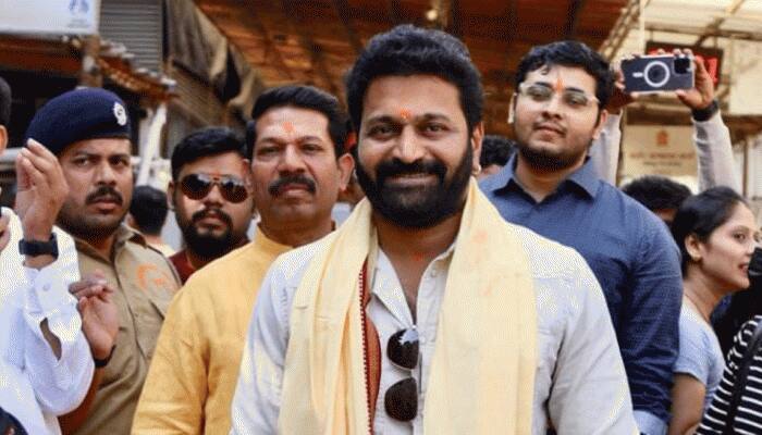 Kantara star Rishabh Shetty seeks blessings at Mumbai's Siddhivinayak Temple 