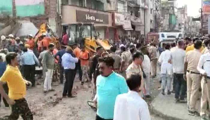 5 killed, 2 injured as old building collapses in Maharashtra&#039;s Amravati