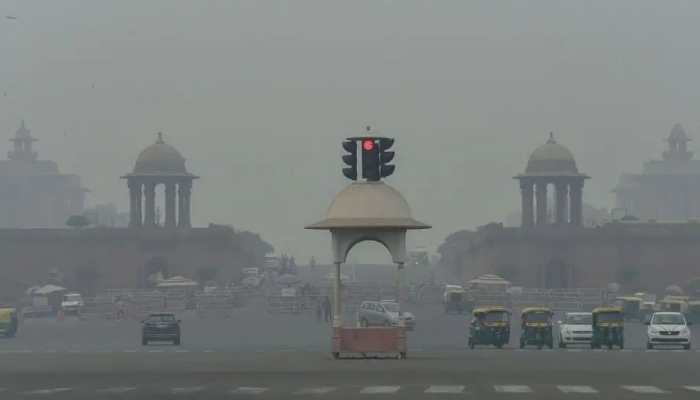 Delhi air Quality reaches &#039;Alarming Level&#039;, residents facing respiratory issues, eye irritation