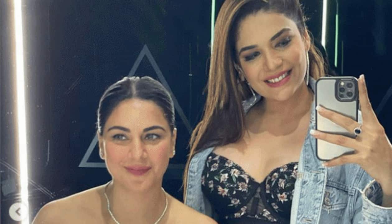 1260px x 720px - HOT PIC! Kundali Bhagyas Shraddha Arya touches Anjum Fakihs breast in  mirror selfies, latter leaves strong message | People News | Zee News