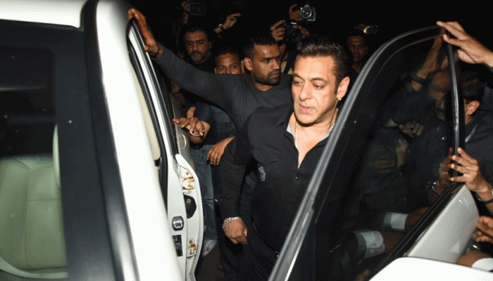 Salman Khan gets mobbed at Mahesh Manjrekar&#039;s &#039;Vedat Marathe Veer Daudle Saat&#039; launch