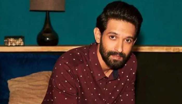 Fans in Delhi gather to watch Vikrant Massey as he shoots for his next film-Pics