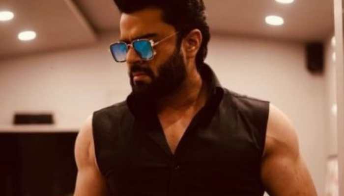 Maniesh Paul joins local performer for a gig in London-Watch