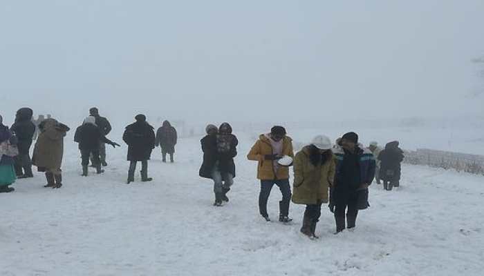 Kashmir receives season&#039;s first major snowfall, tourist footfall increases