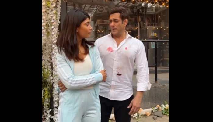 Trending: Salman Khan dances with Indian boxer Nikhat Zareen on 'Saathiya Tune Kya Kiya', finally 'Intezar Khatam Hua' - Watch